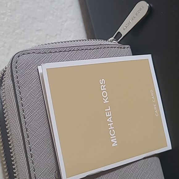 Michael Kors zip around wallet - Picture 3 of 4